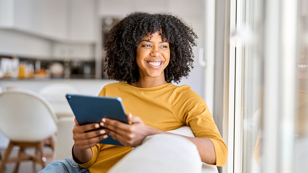Smiling-with-tablet